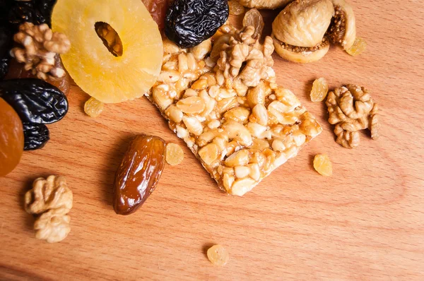 kavrulmuş fındık ve ahşap masa, organik gıda üzerinde kurutulmuş meyve şekerlenmiş