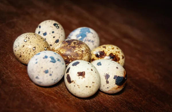 Ovos de codorna em uma mesa de madeira — Fotografia de Stock