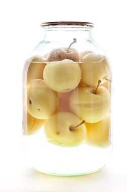 kavanozun içinde konserve elma