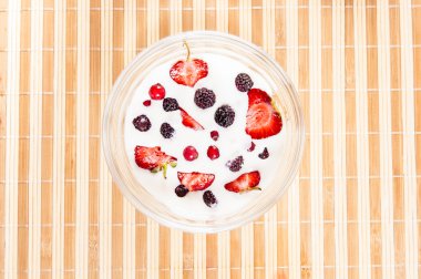 olgun çilek, yaban mersini, böğürtlen, frenk üzümü ve kırmızı kiraz dondurma