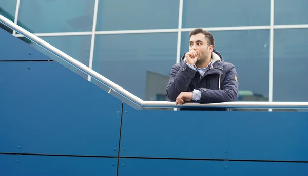 Cara casual no outono frio dia — Fotografia de Stock