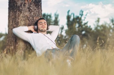 Adam müzik keyfini çıkarın