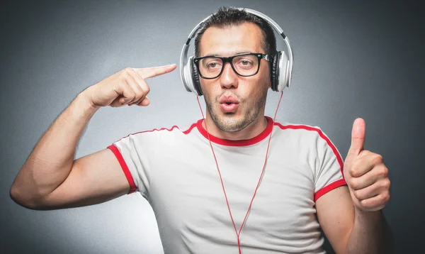 Chico disfrutando en música — Foto de Stock