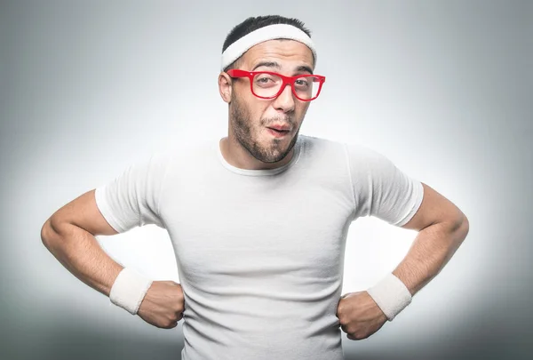 Engraçado homem esporte posando sobre fundo cinza — Fotografia de Stock