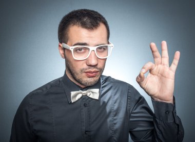 Adam iyi işareti ile