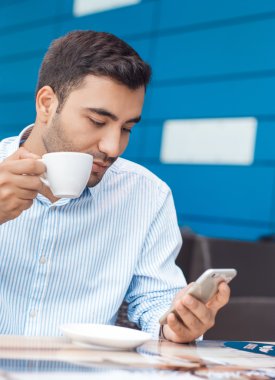 Adam cep telefonu dinlenme ile 