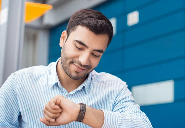 Zakenman kijkt op zijn horloge — Stockfoto