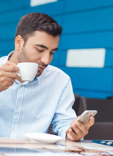 Man with mobile phone resting — Stock Photo, Image