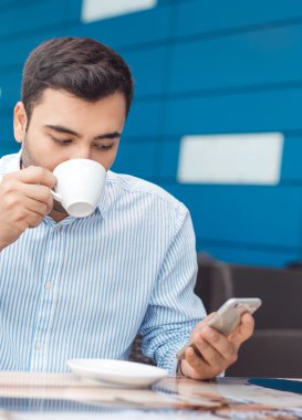 Adam cep telefonu dinlenme ile 