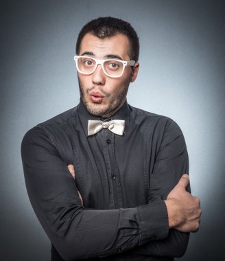 Pazarlama adam gri arka plan üzerinde