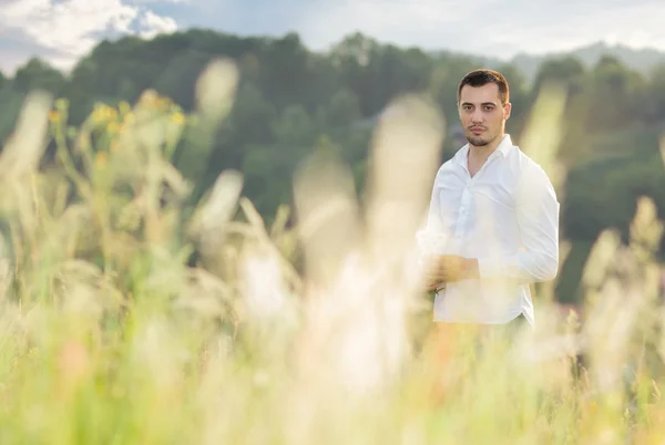 Pohledný mladý muž — Stock fotografie