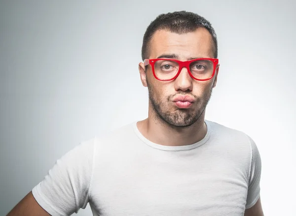 Divertente giovane uomo, isolato - girato in studio — Foto Stock