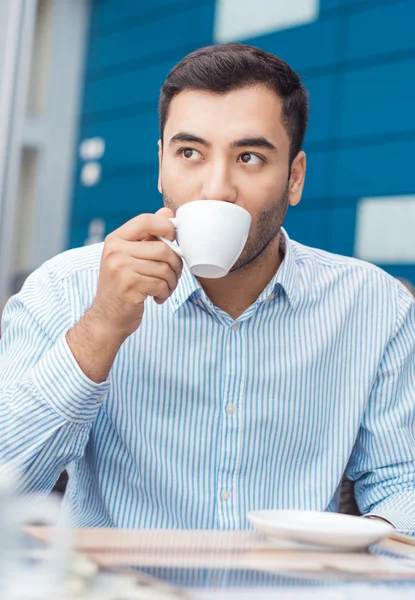 コーヒー ブレークと暖かく休憩男飲み — ストック写真