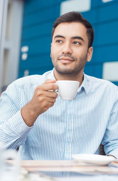 Pausa para el café, hombre descansando con una bebida caliente — Foto de Stock