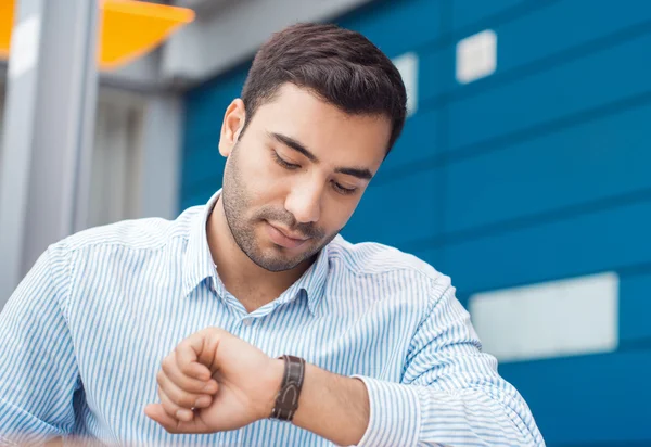 Geschäftsmann schaut auf seine Uhr — Stockfoto