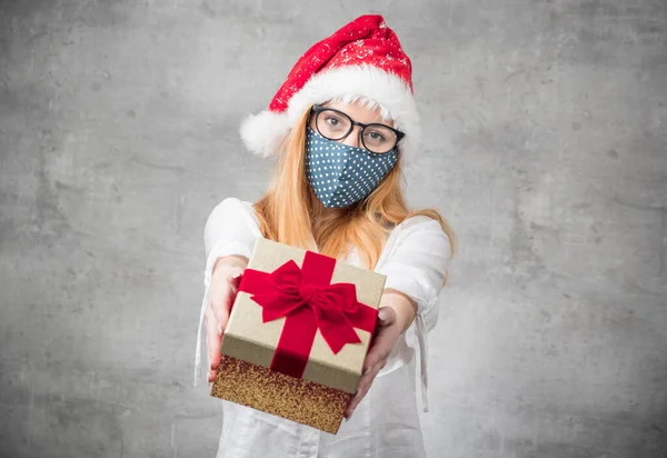 Σάντα Γυναίκα Δίνει Χριστουγεννιάτικο Δώρο Κουτί Απομονώνονται Γκρι Φόντο Φώκιας — Φωτογραφία Αρχείου