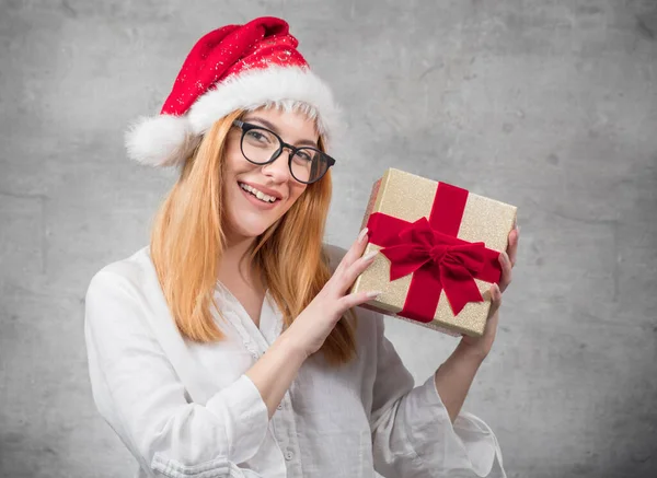 Joven Mujer Rubia Hermosa Lleva Sombrero Navidad Santa Claus Gorra —  Fotos de Stock