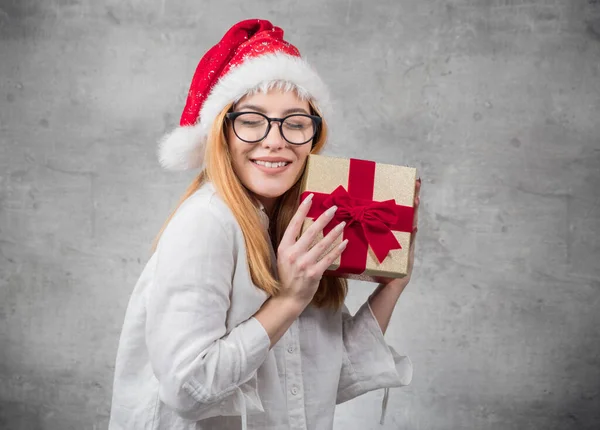 Прекрасная Красивая Блондинка Закрытыми Глазами Носит Рождественскую Шляпу Санта Клауса — стоковое фото