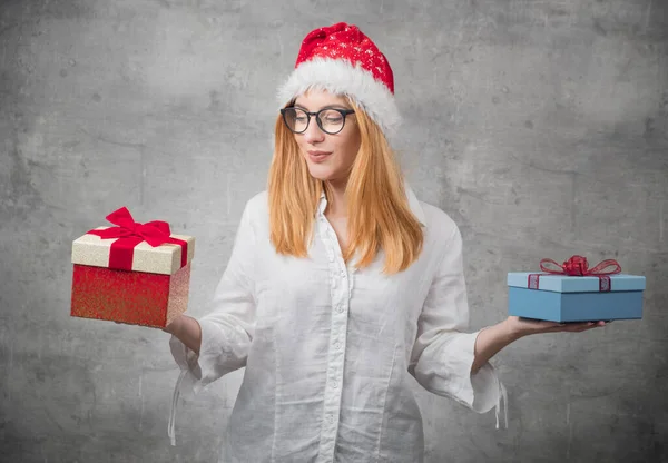 Santa Mujer Con Regalo Navidad Aislado Sobre Fondo Gris Chica — Foto de Stock