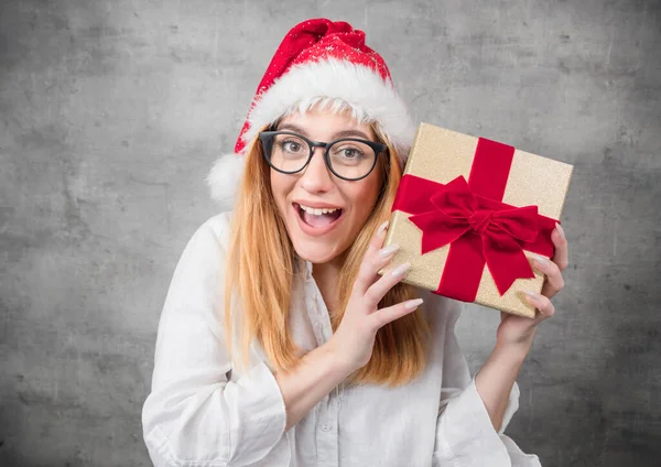 Mulher Loira Bonita Surpreso Com Usa Natal Chapéu Papai Noel — Fotografia de Stock