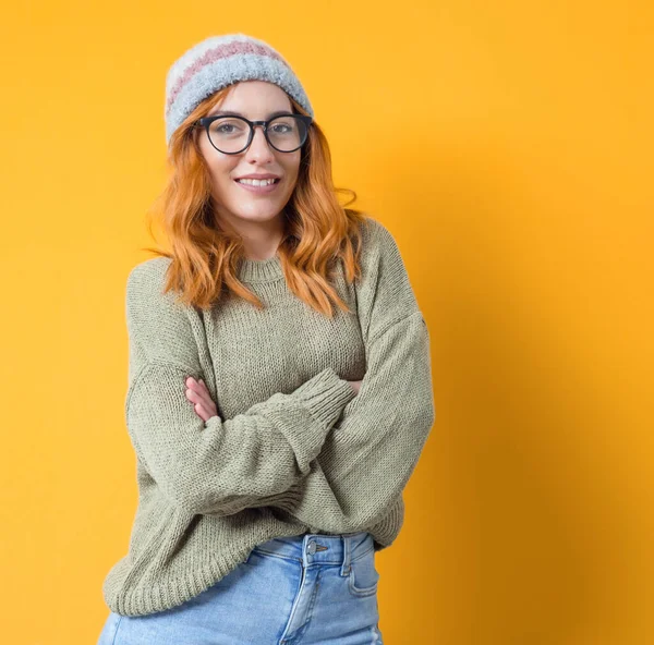 Giovane Donna Con Braccia Incrociate Piedi Sorridente Isolata Sfondo Giallo — Foto Stock