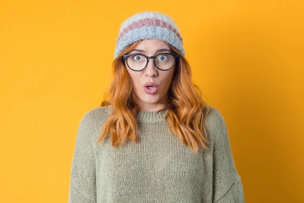 Sorprendida Hermosa Mujer Mirando Cámara Aislada Sobre Fondo Amarillo Sorprende — Foto de Stock