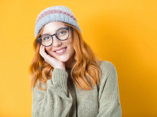 Fechar Mulher Bonita Com Expressão Sorriso Isolado Fundo Amarelo Jovem — Fotografia de Stock