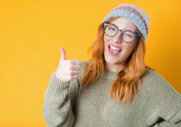 Menina Com Polegares Para Cima Isolado Fundo Amarelo Sim Gestos — Fotografia de Stock