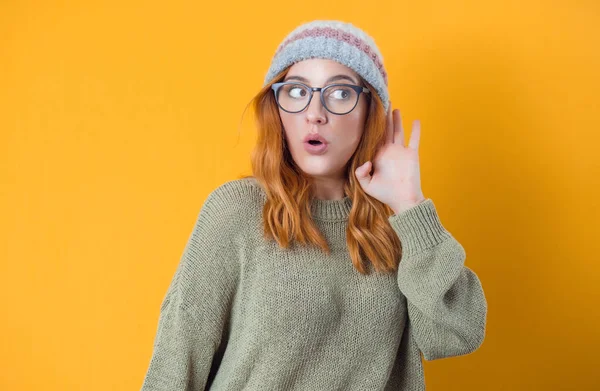 Jovem Mulher Mão Dada Perto Orelha Tentando Ouvir Algo Interessante — Fotografia de Stock