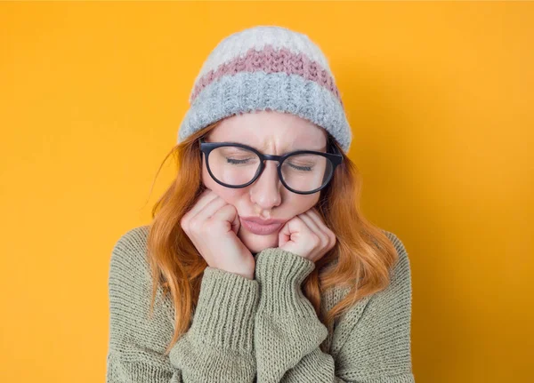 Menina Que Sofre Dor Dente Isolado Fundo Amarelo Estúdio — Fotografia de Stock