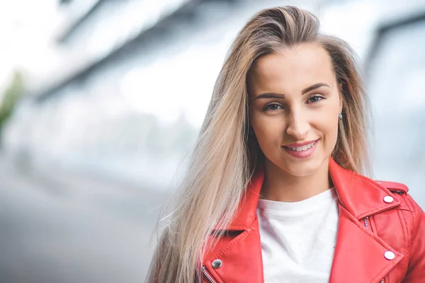 Face Smiling Girl Looks Camera Closeup Young Cheerful Woman Model — Stock Photo, Image