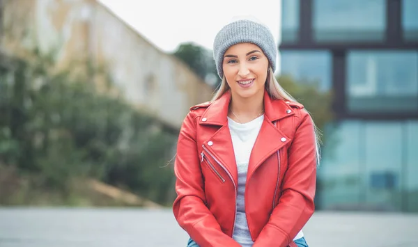 Hermosa Mujer Joven Lleva Gorro Mirando Cámara Mitad Chica Moda —  Fotos de Stock