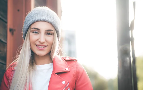 Das Gesicht Des Lächelnden Mädchens Blickt Die Kamera Nahaufnahme Eines — Stockfoto