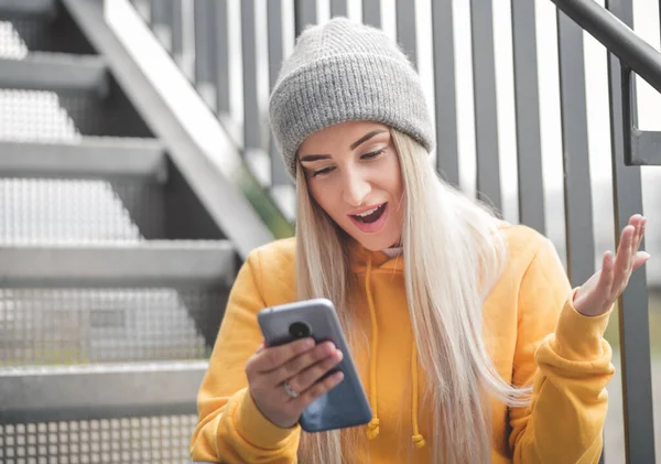 Trendy Girl Talks Mobile Phone Young Woman Smartphone Outdoor — Stock Photo, Image