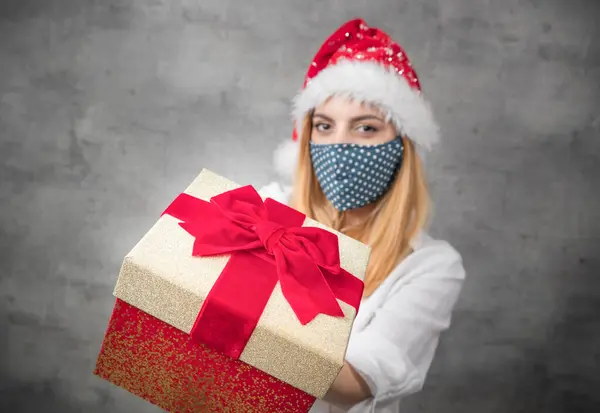 Santa Donna Dando Regalo Natale Scatola Isolata Sfondo Grigio Focus — Foto Stock