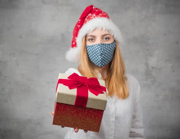 Santa Mujer Dando Regalo Navidad Caja Aislada Sobre Fondo Gris —  Fotos de Stock