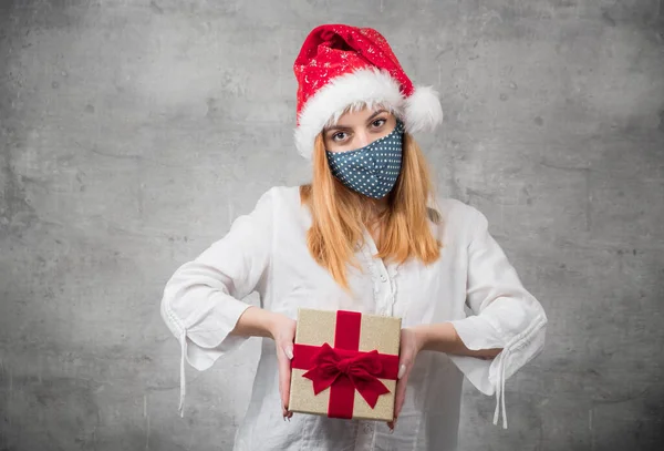 Santa Donna Mostra Regalo Natale Isolato Sfondo Grigio Felice Ragazza — Foto Stock