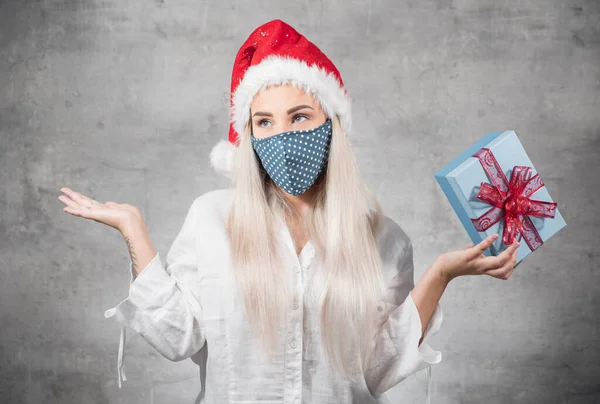 Santa Mujer Con Regalo Navidad Aislado Sobre Fondo Gris Chica — Foto de Stock