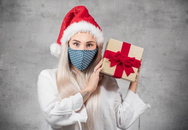 Överraskad Vacker Blond Kvinna Bär Jul Santa Claus Hatt Mössa — Stockfoto