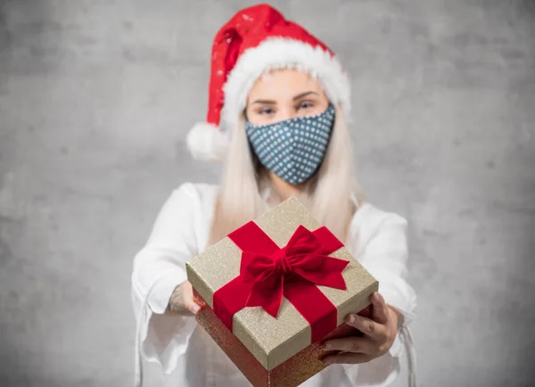 Σάντα Γυναίκα Δίνει Χριστουγεννιάτικο Δώρο Κουτί Απομονώνονται Γκρι Φόντο Φώκους — Φωτογραφία Αρχείου