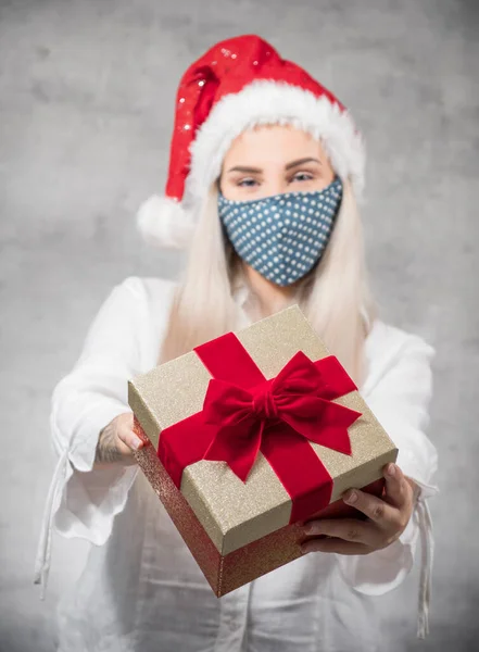 Κοντινό Πλάνο Γυναίκα Σάντα Δίνοντας Χριστουγεννιάτικο Δώρο Κουτί Απομονώνονται Γκρι — Φωτογραφία Αρχείου