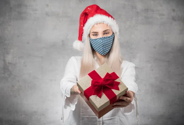 Santa Kvinna Ger Jul Nuvarande Rutan Isolerad Grå Bakgrund Fokus — Stockfoto