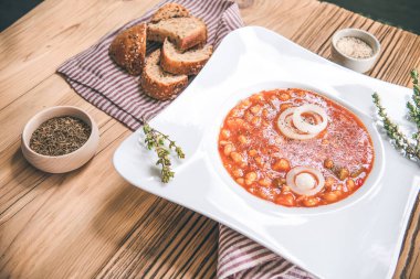 Ahşap masada ekmekle fasulye çorbası. Üst görünüm - yukarıdan ya da yukarıdan. Lezzetli yemek.