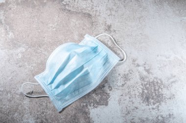 Tıbbi yüz maskesi. Ağzını ve burnunu kapatmak için plastik kulak bantlı tek kullanımlık cerrahi maske..