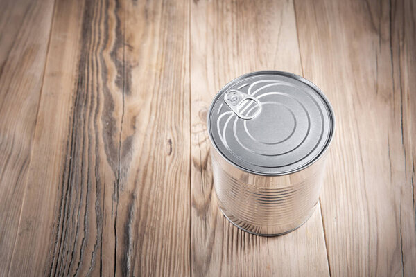 Банка без этикетки на деревянном столе, копия psace для текста