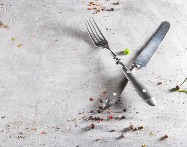 Üres Szürke Kövezett Asztal Edényekkel Villával Késsel Ételmeghívó Készen Áll — Stock Fotó