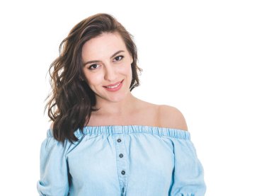 Gülümseyen genç ve güzel bir kadın. Kafa ve omuzlar. Gülen surat, beyaz arka planda soyutlanmış bir kız. Stüdyo çekimi