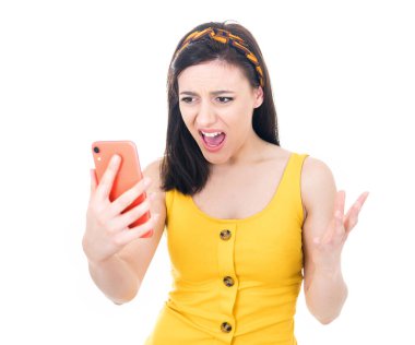 Gergin kadın telefonda konuşuyor, beyaz arka planda izole edilmiş. Somurtkan genç kız konuşuyor, bir sorun var, sorun var. Stüdyo çekimi