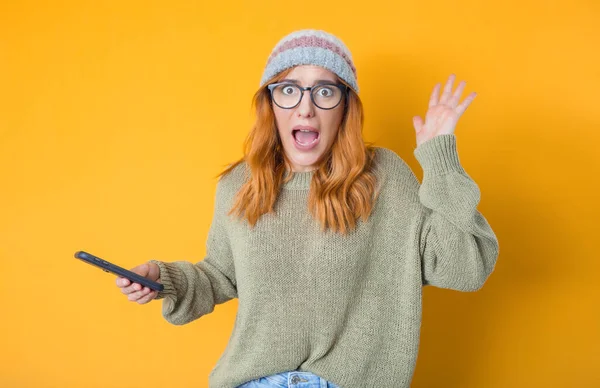 Concepto Teléfono Chica Joven Notificación Increíble Inesperada Aislado Fondo Amarillo — Foto de Stock