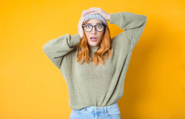 Ragazza Felice Sbalordita Con Mani Sulla Testa Isolata Sfondo Giallo — Foto Stock